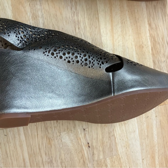 Johnston & Murphy Metallic Half-Medallion Wedge Sandals | Size 11 - Picture 5 of 13